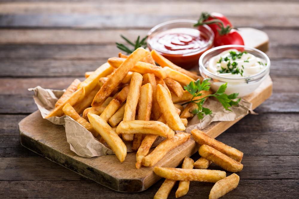 Batata frita servida com molhos especiais - Academia Assaí