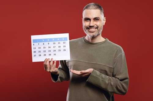 Homem segurando calendário de ações promocionais