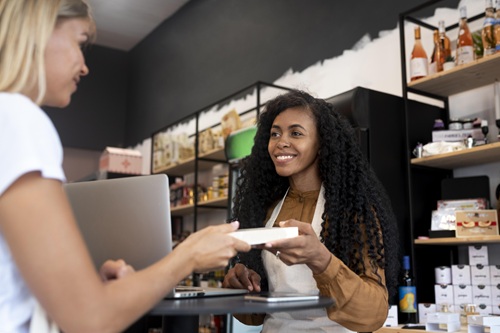 Afroempreendedorismo - empreendedora negra vendendo produtos