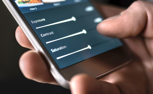 Pessoa usando aplicativos de edição de fotos