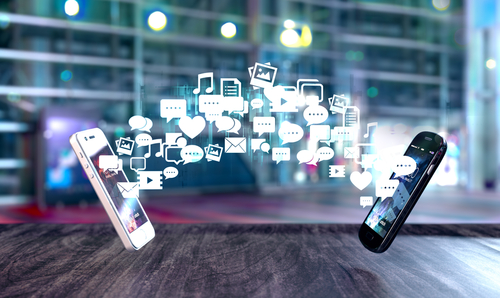 Dois smartphones trocando mensagens durante atendimento online