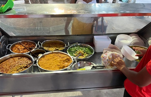 Vilma servindo Acarajé - Baianas de Acarajé