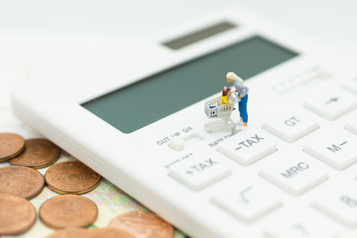 Calculadora com carrinho de compras simbolizando compras inteligentes