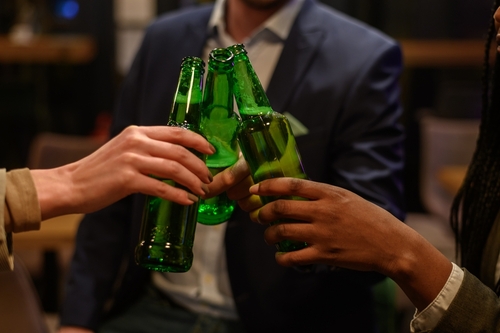 amigos tomando cerveja sem álcool