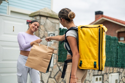 Cliente satisfeita recebendo delivery