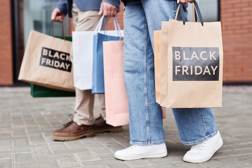 Comunicação Black Friday - clientes com sacolas de compras