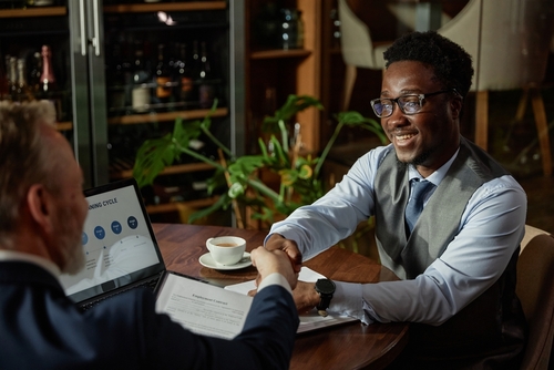 Homens apertando as mãos em acordo - comunidades quilombolas