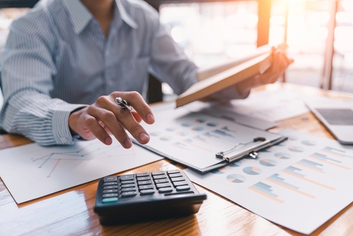 Empreendedor fazendo o controle financeiro de forma manual