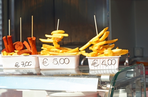 Preços de batatas fritas calculados com base no custo de oportunidade