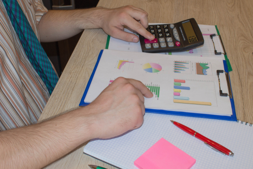 Empreendedor organizando sua rotina financeira