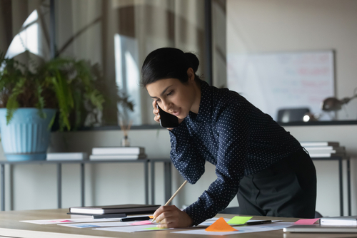 Empreendedora desenvolvendo hábitos financeiros saudáveis