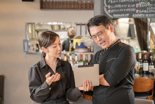 Empreendedores analisando possíveis erros de gestão financeira de restaurante