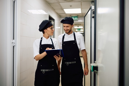 Empreendedores olhando alvará de funcionamento pela internet