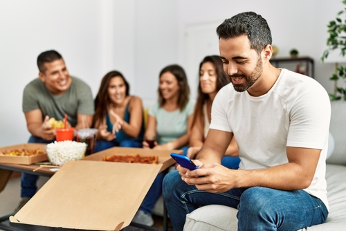 Aumentar vendas no Instagram - amigos reunidos comendo pizza