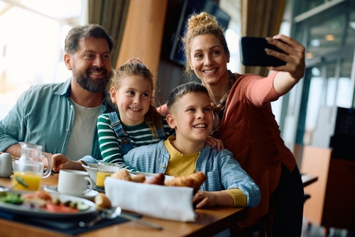 estratégias de postagens - família em restaurante tirando foto