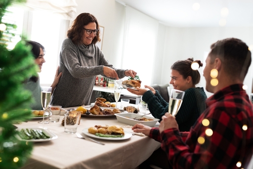 Família comendo salpicão de tender com abacaxi no Natal