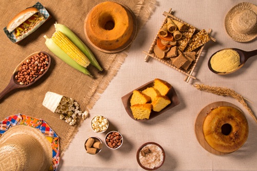 Festas Junina, Julina e Agostina: mesa de comidas típicas