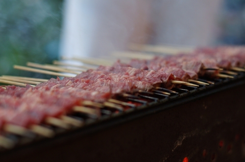 Espetinho (churrasco) pode ser parte do kit folia