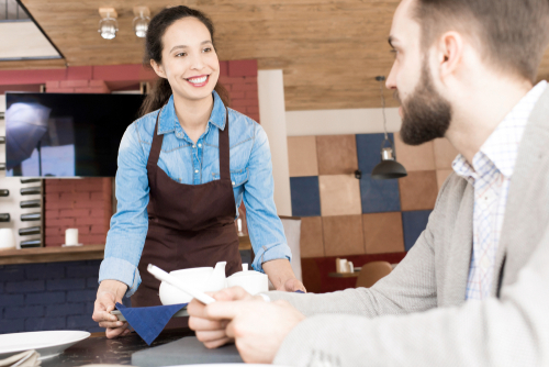 Atendente usando marketing conversacional com cliente