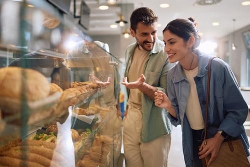 Casal olhando vitrine - Curso gratuito Boleiros e Salgadeiros