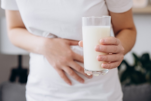 Pessoa passando mal com lactose busca opções sem lactose