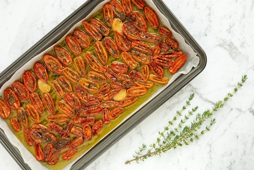 Tomate confit em travessa de vidro